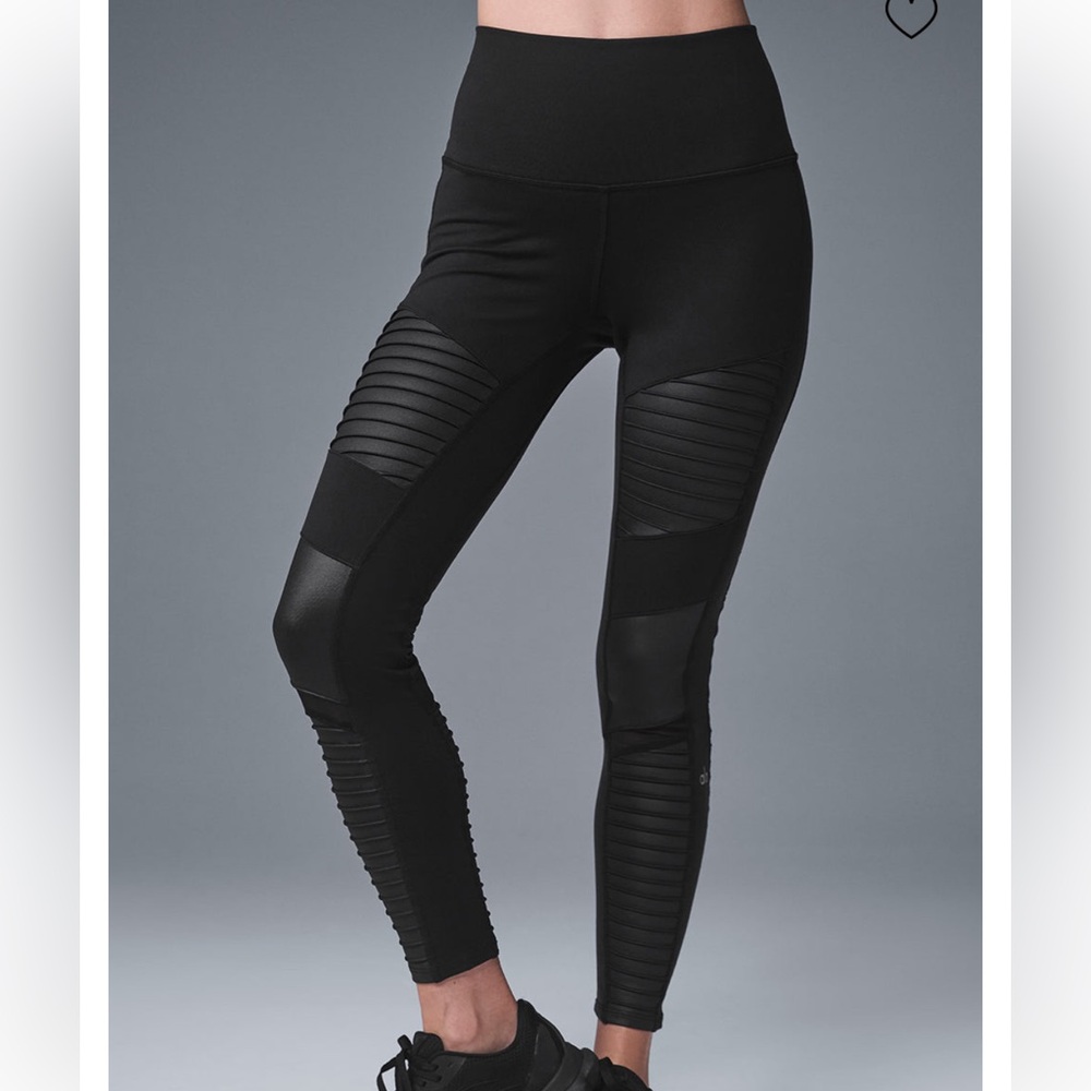 NWT alo 7/8 moto leggings size M